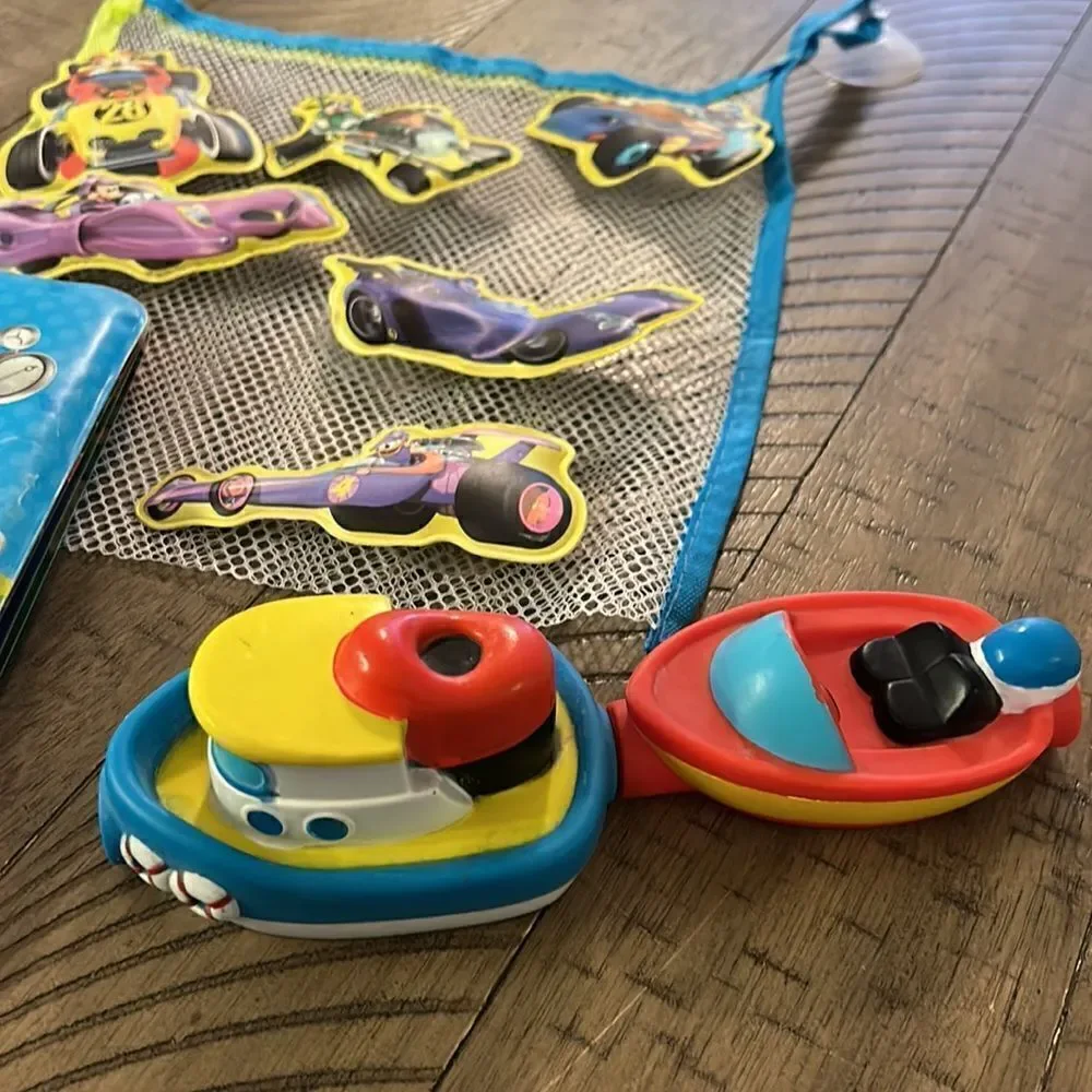 Disney 🏰🐭 Junior Bath 🛀 Time Water 💦 Book 📕 Race Car 🏎️ Suction Cups🛥️ 2!